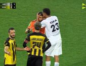 لاعب البنك الأهلى يقبل رأس الحكم بعد احتساب الهدف الثانى أمام المقاولون.. صور