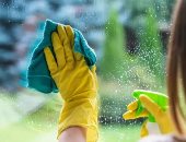 6 حيل سهلة لتنظيف المرايات ومنحها لمعانًا مثاليًا دون آثار أو خطوط