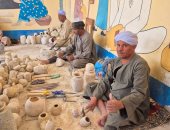 سياح العالم يستمتعون بسحر التحف الفنية والألباستر في ورش البر الغربى بالأقصر.. فيديو وصور