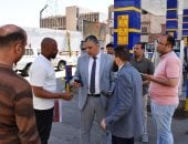 نائب محافظ أسوان يتابع انتظام صرف المواد البترولية بمحطات الوقود
