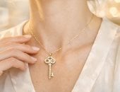 سلسلة المفتاح رجعت موضة فى 2026.. رمز الحب والأسرار والبدايات الجديدة