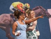 إطلالات رائعة بالقبعات الغريبة والأزياء الملونة.. فعاليات يوم السيدات الوطنى فى انجلترا