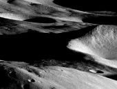 تقرير: أقدم فوهات القمر وأكثرها ظلمة قد تخفى أكبر كميات من جليد الماء 