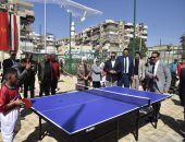 محافظ بورسعيد يشارك الأطفال لعبة تنس الطاولة خلال فعالية رياضية لأطفال بلا مأوى