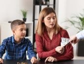  القانون يلتزم الأب بنفقة أولاده وتوفير مسكن بما يكفل العيش بمستوى لائق بأمثالهم