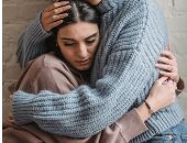 صديقك بيمر بلحظات صعبة.. قواعد إتيكيت هتقولك إزاى تدعمه