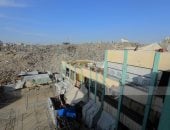 تحاصرهم النفايات والحشرات.. معاناة النازحين في قطاع غزة تتفاقم