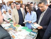 محافظ البحر الأحمر ووزيرة الثقافة يتفقدان معرض الشلاتين للكتاب.. صور