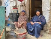 برغيف خبز ووجع صامت.. شقيقات يصنعن الكرامة على نار الفرن ويساندن أزواجهن بعرق الجبين.. هدى يؤنسها شريط دواء ليبقى بيتها عامرًا بالستر.. منى تتحدى مرض السكرى من أجل أبنائها.. ويؤكدن: تعاهدن على ألا يميل لنا ظهر