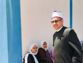 رئيس منطقة كفر الشيخ الأزهرية يناقش الطالبات للوقوف على مستواهن العلمى