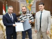 محافظ المنوفية يسلّم عقود تقنين جديدة لأراضى أملاك الدولة للمواطنين 