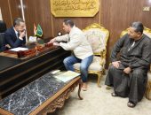 محافظ المنوفية يلتقى عددًا من المواطنين ويوجه باتخاذ إجراءات عاجلة لحل شكواهم