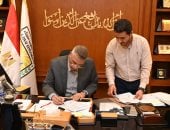 محافظ جنوب سيناء يوقع عقود تقنين أراضٍ بمدينة دهب