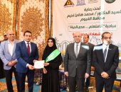 محافظ الفيوم يتفقد تدريب أساسيات التحول الرقمى ويسلم الشهادات للمتحررين من الأمية