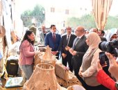  محافظ الفيوم يتفقد معرض أيادى مصر للحرف اليدوية والتراثية بقرية تونس