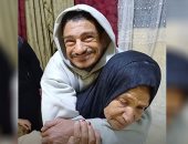 أم محمد تحمل نجلها على ظهرها منذ 45 عاما رغم المرض ببورسعيد.. فيديو وصور