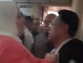 خناقة على باب محكمة طنطا.. سيدة تضرب زوجها بسبب إيصال أمانة (فيديو)