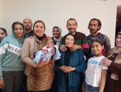 سيدة منتقبة عرضت المساعدة.. والدة الرضيعة المختطفة من مستشفى الحسين تروى التفاصيل