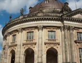 ناشطة تلصق نفسها بصندوق فى متحف برلين احتجاجا على وزيرة الاقتصاد