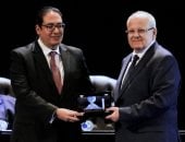 رئيس جامعة القاهرة يهنئ الدكتور الخشت لفوزه بجائزة الشيخ زايد للكتاب