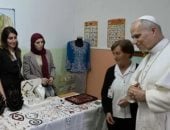 سأعطيها لابنة أخى.. بابا الفاتيكان يتلقى هدية من عاملات فى الجزائر