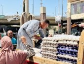 أرخص طبق بيض.. شاب بقنا يبيعه بـ 100 جنيه من المزرعة للزبون.. فيديو