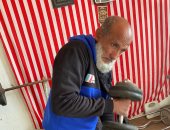 العمر مجرد رقم.. ناصر مجانص عمره 65 عاما وحول منزله لصالة كمال أجسام.. اشترى الأجهزة من أسواق المستعمل ويمارس الرياضة يوميا.. ويلعب مباريات كرة قدم وينصح كبار السن بممارسة الرياضة للحفاظ على صحتهم.. فيديو وصور