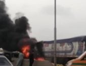 اشتعال النيران بسيارة نقل بالطريق الدولى الساحلى ومحاولات لإخماد الحريق