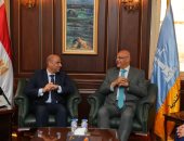 وزير العمل يلتقى محافظ الإسكندرية لتعزيز التعاون يسلمان عقودا لذوي الهمم لدمجهم بالسوق