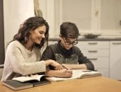 امتحانات من غير خناقات.. 5 أسرار تخليكى تذاكرى لأولادك من غير عصبية أو توتر