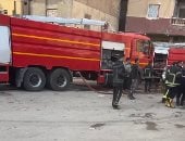 الاستماع لشهود عيان وفصل التيار الكهربي عن موقع حريق مخزن خردة بمدينة نصر