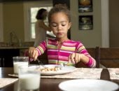 10 قواعد إتيكيت أساسية يجب أن يتعلمها الأطفال منذ الصغر.. ربوهم صح