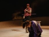 جاستن بيبر يفاجئ بيلى إيليش بـ كوتشيلا ويحوّلها إلى “معجبة”