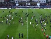 تأخير انطلاق نصف نهائي الكونفدرالية بسبب اقتحام الجماهير لأرض الملعب