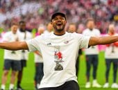 ببغاء الكوكاتو يخطف الأنظار في احتفالات بايرن ميونخ بلقب الدوري.. فيديو