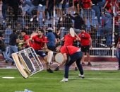 اشتباكات دامية بنصف نهائى الكونفدرالية وتأجيل المباراة 80 دقيقة.. صور