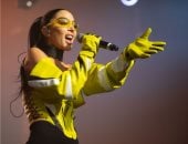 بعد إعلان مغنية بريطانية إصابتها.. ما هو شلل الوجه النصفى