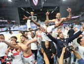 شيكابالا يحتفل مع لاعبى الزمالك بكأس مصر لكرة السلة.. صور