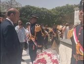 محافظ أسيوط يضع إكليل زهور على النصب التذكارى لشهداء بنى عدى فى العيد القومى