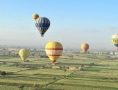 سماء الأقصر تشهد تحليق 70 رحلة بالون طائر تقل على متنها 900 سائح.. صور