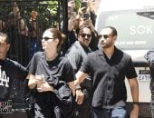 كريم الشناوى وهنادى مهنا وأحمد خالد صالح يصلون إلى جنازة والد منة شلبى