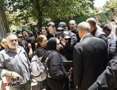 كريم عبد العزيز يقبل رأس منة شلبي ويساندها فى جنازة والدها