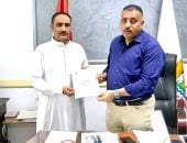 رئيس مركز الداخلة يسلم عقود تقنين أراض بعد سداد مستحقات الدولة