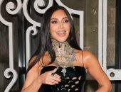 سر الإشراقة الصيفية.. 3 خطوات لاستخدام البرونزر على طريقة كيم كارداشيان