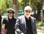  أشرف زكى وكريم عبد العزيز وأحمد رزق يساندون منة شلبى فى جنازة والدها