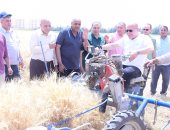 رئيس جامعة سوهاج يقود ماكينة حصاد القمح بمزارع الجامعة