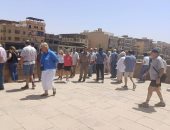وفود أجنبية من حول العالم يستمتعون بسحر طريق الكباش الفرعونى بالأقصر.. صور