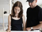 أب وابنته يقدمان لوحات واقعية مذهلة للحيوانات بـ الفحم