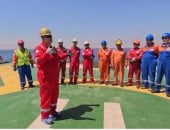 رئيس البترول البحرية يتفقد البارج 11 لمتابعة إنزال خط تنمية حقل الزعفرانة البحري