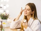 وصفات طبيعية لتفتيح منطقة العين.. من شرائح الخيار لماء الورد